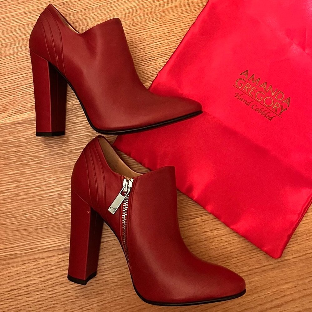NWT Amanda Gregory burgundy heeled ankle booties